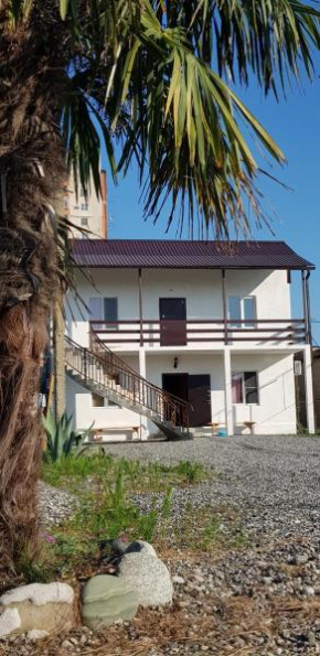  Roxana Guest House  Гагра